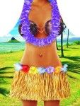 Fartuszek kuchenny 50x70 w stylu Hawaii. Jasne kolory, kwiatowy wzór. Poziomy krój, lekka tkanina. Złożony, z wyraźnym nadrukiem na całości. W tle tropikalny krajobraz z palmami i morzem, co podkreśla temat wakacyjny.