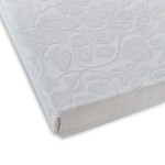 Prześcieradło żakardowe bez gumki w kolorze popielatym, o wymiarach 150x205 cm, z fakturą przedstawiającą delikatny wzór roślinny. Produkt leży poziomo, ujęty z boku, ukazując jego brzeg oraz charakterystyczne wykończenie.