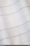Firana w białym kolorze z pionowymi pasami, wykonana z lekkiego materiału, o wysokości 300 cm. Detale srebrnej nitki umieszczone wzdłuż pasów nadają jej elegancki wygląd. Złożona w formie wiszącej. Tło jasne, jednolite.