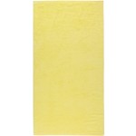 Ręcznik bawełniany w jasnym cytrynowym kolorze o wymiarach 70x140 cm, leżący na jednolitym tle. Produkt ma miękką i puszystą fakturę, bez widocznych wzorów czy napisów. Idealny do użytku domowego w łazience lub na plaży.