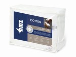Kołdra letnia 155x200 cm antyalergiczna Cotton, linia Antiallergic Classic, złożona, w przezroczystym opakowaniu. Widoczna etykieta z napisem COTTON oraz logiem AMZ, materiał 100% bawełna, zapewniająca komfort użytkowania. Tło białe.