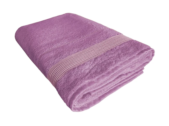 Ręcznik bambusowy 50x90 cm w kolorze lawendy, złożony i leżący na białym tle. Posiada teksturowaną powierzchnię, subtelne paski wzdłuż krawędzi, wykonany z materiału bambusowego, zapewniającego miękkość i chłonność.