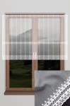 Firana woal haft biała o wysokości 90 cm, zamontowana na oknie. Materiał jest delikatny i przezroczysty, ozdobiony haftem w dolnej części. Ujęcie frontalne, z widocznym otoczeniem okiennym. Na zdjęciu dodatkowo widoczny detal haftu z bliska.