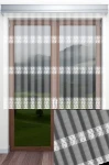 Firana żakardowa w kolorze białym z geometrycznym wzorem, o wysokości 180 cm, wisząca w oknie. Tło w odcieniach szarości, przyjemnie przepuszczające światło. Zbliżenie na fakturę tkaniny i detale wzoru.