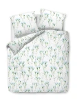 Pościel bawełniana 220x200 Cottonlove w kolorze białym z delikatnym wzorem kwiatów w odcieniach błękitu i zieleni, rozłożona z poduszkami. Produkt leży na jednolitym tle, ukazując detale wzoru i tkaniny. Obejmuje dwa poszewki i jedną kołdrę.