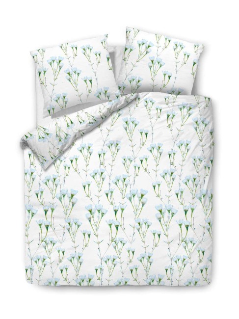 Pościel bawełniana 220x200 Cottonlove w kolorze białym z delikatnym wzorem kwiatów w odcieniach błękitu i zieleni, rozłożona z poduszkami. Produkt leży na jednolitym tle, ukazując detale wzoru i tkaniny. Obejmuje dwa poszewki i jedną kołdrę.