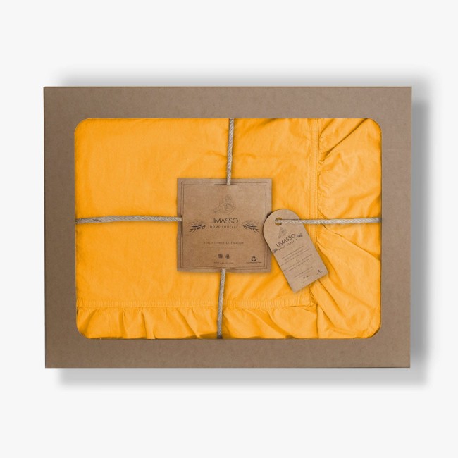 Pościel bawełniana z falbanką w kolorze żółtym, rozmiar 160x200. Produkt zapakowany w kartonowe pudełko z przezroczystym oknem, ozdobiony naturalnym sznurkiem. Widoczna metka z logo LIMASSO oraz informacjami o produkcie.