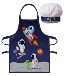 Fartuszek dziecięcy z czapką szefa w stylu kosmicznym. Fartuszek ma granatowe tło z ilustracjami astronautów, rakiet i planet.