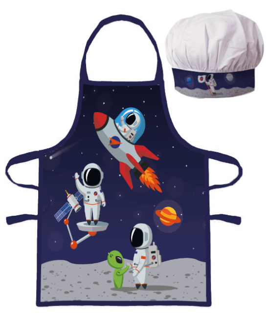 Fartuszek dziecięcy z czapką szefa w stylu kosmicznym. Fartuszek ma granatowe tło z ilustracjami astronautów, rakiet i planet.