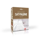 Opakowanie pościeli satynowej 160x200 w kolorze białym, z widocznymi napisami EXCLUSIVE i SATYNLOVE. Z przodu ilustracja przedstawiająca pościel na łóżku, z poduszkami.