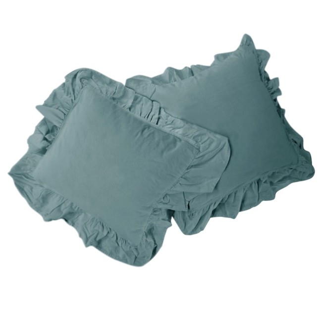 Pościel bawełniana w kolorze mineralnym niebieskim, z falbanką. Zestaw zawiera poszewki o prostokątnym kształcie, leżące na płaskiej powierzchni. Materiał ma matową fakturę, a brzegi zdobione są falbanami. Rozmiar: 160x200 cm.