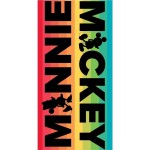 Ręcznik dziecięcy 70x140 z motywem Myszki Mickey i Minnie, w kolorowych pasach: czerwonym, żółtym, zielonym i niebieskim. Widoczne sylwetki postaci oraz duże napisy MICKEY i MINNIE w czerni. Idealny na wakacje.