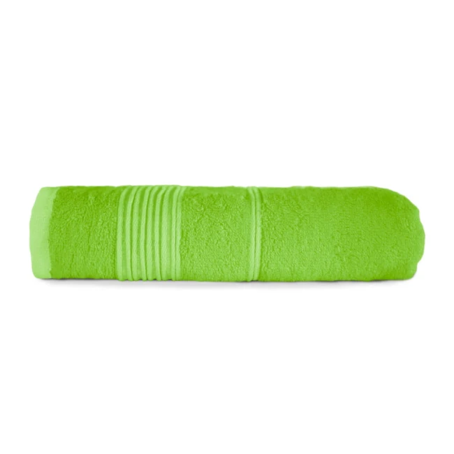 Ręcznik bambusowy 70x140 w limonkowym kolorze, leżący w pozycji zwiniętej. Wykonany z miękkiego materiału, posiada delikatną fakturę i subtelne obszycie. Na brzegach widoczne są równoległe przeszycia. Tło jest jasne.