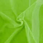 Ręcznik bambusowy 70x140 w kolorze limonki, miękki i teksturowany, z białymi paskami po bokach. Ułożony w sposób owijający, pokazujący fakturę materiału. Idealny do użytku w łazience lub na plaży.