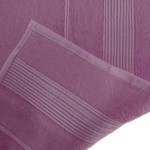 Bambusowy ręcznik o wymiarach 50x90 cm w kolorze lawendy, leżący na boku. Widoczna miękka faktura materiału oraz delikatne zdobienie w postaci poziomych pasków. Brzeg ręcznika wykończony subtelną lamówką.