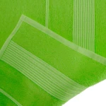 Ręcznik bambusowy 70x140 w kolorze limonkowym, z miękką, teksturowaną powierzchnią. Ułożony w poziomie, z widocznymi paskami na krawędziach. Materiał o wysokiej chłonności, idealny do łazienki lub na plażę.