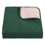 Narzuta dwustronna Tara 170x210 w ciemnozielonym kolorze z jasnoróżowym wzorem, z regularnym, geometrycznym haftem. Położona poziomo, z odkrytą jasnoróżową stroną. Wykonana z miękkiego materiału, delikatna struktura, bez widocznych napisów czy logo.