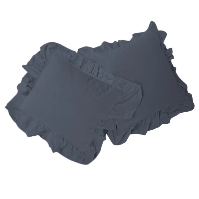 Pościel bawełniana w kolorze naturalnej szarości, rozmiar 220x200, z falbaniastym wykończeniem. Na zdjęciu widoczne dwa poszewki z falbaną i gładką strukturą, układ leżący, położone na białym tle.