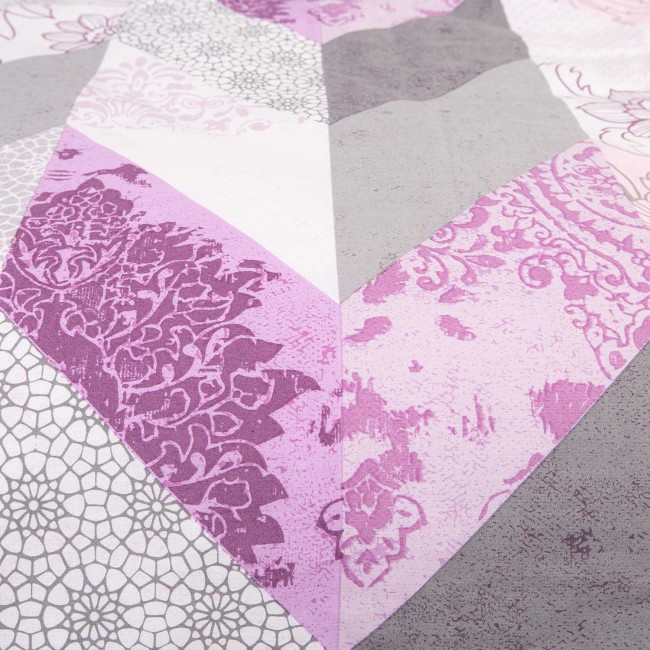 Pościel bawełniana 220x200 Cottonlove w geometryczny wzór, dominujące odcienie różu i szarości, z wyraźnymi, dekoracyjnymi detalami. Ułożona w rozłożony sposób na gładkim tle, ukazuje różnorodne tekstury i wzory, doskonała do stylizacji sypialni.