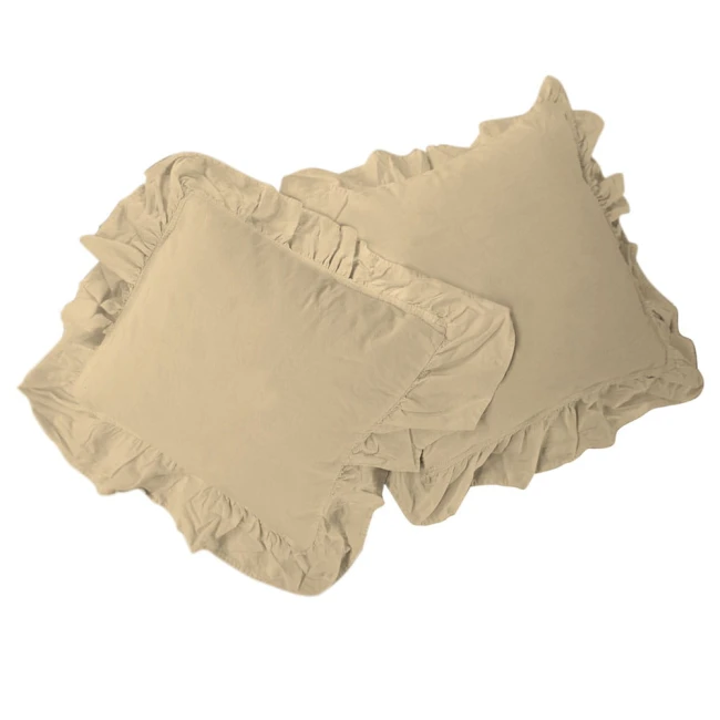 Komplet dwóch poszewek bawełnianych 40x40 cm w kolorze kremowym, z falbanką na brzegach. Poszewki mają gładką teksturę, leżące obok siebie na jasnym tle, z widocznymi detalami falbany.