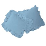 Komplet poszewek bawełnianych 2x40x40 cm w kolorze niebieskim, z falbanką, ułożonych obok siebie. Tekstura materiału jest miękka, a kształt prostokątny. Idealne do dekoracji wnętrz.