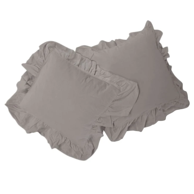 Komplet poszewek bawełnianych w kolorze szaro-opalowym, 40x40 cm, z falbanką. Ułożone leżąco, z widoczną teksturą materiału. Falbanka otacza krawędzie poszewek, podkreślając ich elegancki styl.