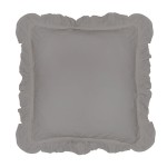 Komplet dwóch poszewek bawełnianych 40x40 cm w kolorze szarym (Opal Grey) z dekoracyjną falbanką. Poszewki mają miękką, teksturowaną powierzchnię, prezentowane na jednolitym tle.