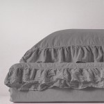 Komplet poszewek bawełnianych 2x40x40 cm w kolorze Stonewashed Opal Grey. Poszewki z falbanką, leżące na sobie, z widoczną teksturą materiału. Tło jasne, minimalistyczne.