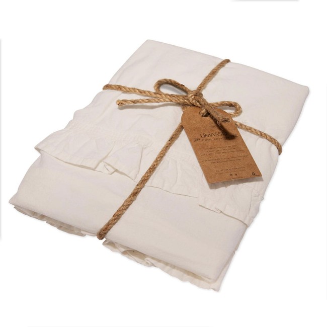 Komplet poszewek bawełnianych 2x40x40 cm w kolorze kremowym, z falbanką. Złożone, przewiązane sznurkiem jutowym z metką. Tło białe. Widoczne detale falbanki oraz naturalna faktura materiału.