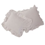 Komplet poszewek bawełnianych w kolorze naturalnej kremy, 2x40x40 cm, z falbanką na krawędziach. Ułożone w pionie, ukazujące teksturę materiału i delikatny fason. Tło jednolite, co podkreśla ich kolorystykę. Idealne do dekoracji wnętrz.