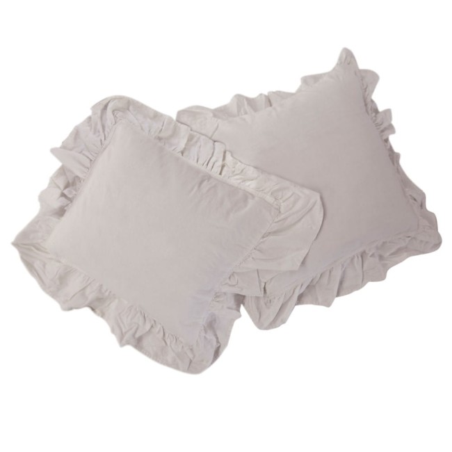 Komplet poszewek bawełnianych w kolorze naturalnej kremy, 2x40x40 cm, z falbanką na krawędziach. Ułożone w pionie, ukazujące teksturę materiału i delikatny fason. Tło jednolite, co podkreśla ich kolorystykę. Idealne do dekoracji wnętrz.
