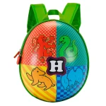 Plecak dziecięcy Harry Potter w kolorze zielonym, owalny kształt z żywymi kolorami. Na plecaku cztery sekcje z emblematami w dwóch odcieniach czerwieni, błękitu, zieleni i pomarańczy. Zamek błyskawiczny z kolorowym uchwytem, regulowane, zielone szelki.