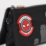 Piórnik szkolny 3-komorowy w kolorze czarnym, z aplikacją z logo Spider-Man na przedniej stronie. Produkt jest zamknięty, pokazany z boku, ukazując teksturę materiału i detale wykończenia. Na boku znajdują się grafiki i wzory w odcieniach szarości.