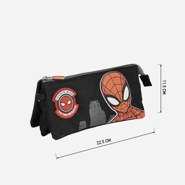 Piórnik szkolny 3-komorowy w kolorze czarnym z aplikacjami Spidermana oraz napisem SPIDER-MAN TO THE RESCUE. Ułożony poziomo, z zamknięciem na zamek błyskawiczny. Wymiary: 22,5 cm długości, 11,5 cm wysokości.