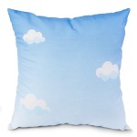 Poduszka przytulanka w kształcie lwa o wymiarach 40x40 cm, wykonana z miękkiego materiału w odcieniach błękitu, z białymi chmurkami na powierzchni. Produkt leży na jasnym tle, prezentując miękką fakturę oraz subtelny wzór.