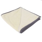Ręcznik sportowy 30x110 cm w kolorze kremowym z kieszonką, złożony i leżący na białym tle. Materiał mikrofibra o miękkiej teksturze, z szarymi krawędziami. Kieszonka z zamkiem widoczna z przodu, idealna do schowania drobiazgów.