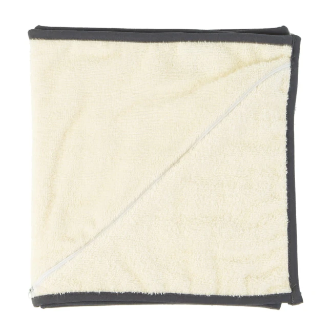 Ręcznik sportowy w kremowym kolorze, z kieszonką, o wymiarach 30x110 cm. Ułożony płasko, z widoczną szaro-czarną lamówką i teksturą frotte. Kieszonka znajduje się na jednym z boków, co podkreśla funkcjonalność produktu.
