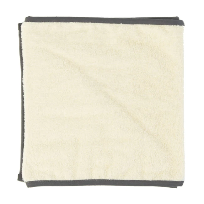 Ręcznik sportowy w kolorze kremowym o wymiarach 30x110 cm, leżący na płaskiej powierzchni. Produkt ma ciemnoszare obszycie, wykonany z miękkiego materiału, idealny do użytku na siłowni lub podczas aktywności na świeżym powietrzu.