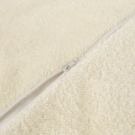 Ręcznik sportowy w kolorze kremowym, z kieszonką i zamkiem. Widok w zbliżeniu na detal materiału o wysokiej chłonności. Wymiary 30x110 cm, prezentowany na jednolitym tle. Krawędź zamka i struktura tkaniny są wyraźnie widoczne.