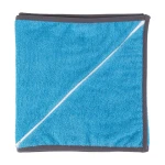 Ręcznik sportowy 30x110 cm w kolorze błękitnym, z kieszonką zamykaną na zamek. Złożony, z widoczną, teksturowaną powierzchnią z mikrofibry. Krawędź obrzucona w ciemnoszarym kolorze. Ułożony na jednolitym tle.