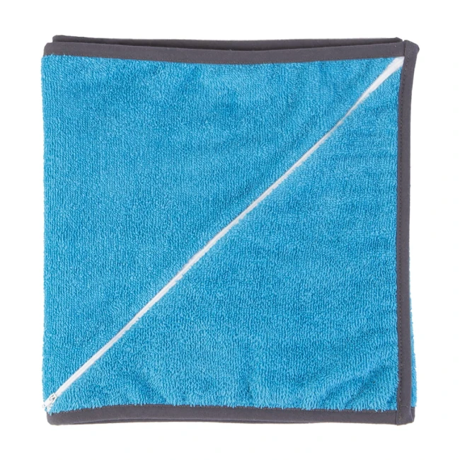 Ręcznik sportowy 30x110 cm w kolorze błękitnym, z kieszonką zamykaną na zamek. Złożony, z widoczną, teksturowaną powierzchnią z mikrofibry. Krawędź obrzucona w ciemnoszarym kolorze. Ułożony na jednolitym tle.