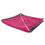 Ręcznik sportowy w kolorze różowym, o wymiarach 30x110 cm, z kieszonką zamykaną na suwaczek. Ułożony leżąco na białym tle, z widocznym miękkim, teksturowanym materiałem oraz szarym obszyciem. Idealny do aktywności sportowych i codziennego użytku.