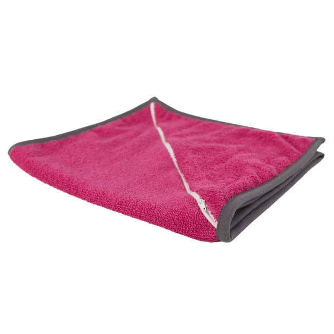 Ręcznik sportowy w kolorze różowym, o wymiarach 30x110 cm, z kieszonką zamykaną na suwaczek. Ułożony leżąco na białym tle, z widocznym miękkim, teksturowanym materiałem oraz szarym obszyciem. Idealny do aktywności sportowych i codziennego użytku.