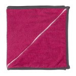 Ręcznik sportowy w kolorze różowym, z kieszonką, rozmiar 30x110 cm, złożony, z widocznym białym wykończeniem. Tło jednolite, co podkreśla intensywny kolor tkaniny. Wysoka chłonność materiału, teksturowana powierzchnia zapewniająca komfort użycia.