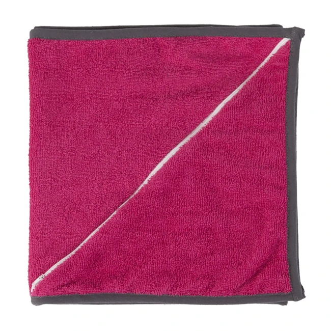 Ręcznik sportowy w kolorze różowym, z kieszonką, rozmiar 30x110 cm, złożony, z widocznym białym wykończeniem. Tło jednolite, co podkreśla intensywny kolor tkaniny. Wysoka chłonność materiału, teksturowana powierzchnia zapewniająca komfort użycia.