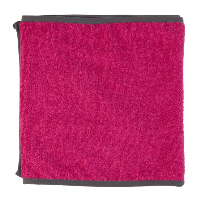 Ręcznik sportowy w intensywnym różowym kolorze o wymiarach 30x110 cm, z ciemnoszarym obszyciem. Produkt leży na płaskiej powierzchni, ukazuje swoją miękką teksturę oraz kieszonkę, która jest widoczna w dolnym rogu.