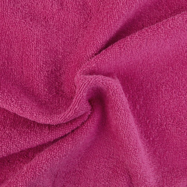 Ręcznik sportowy w kolorze intensywnego różu, o wymiarach 30x110 cm, wykonany z miękkiego materiału frotte. Złożony, ukazuje fakturę tkaniny, idealny do codziennego użytku lub aktywności sportowych.