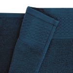 Ręcznik bawełniany 70x140 cm w ciemnoniebieskim kolorze, z teksturowanym wzorem na dolnej krawędzi. Produkt leży płasko, ukazując detale splotu i wykończenia. Idealny do łazienki, dostępny w nowoczesnym odcieniu.