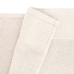 Ręcznik bawełniany 70x140 cm w kolorze kremowym, z teksturą frotte. Ujęcie z góry pokazujące złożony ręcznik na jednolitym tle. Widoczne detale wzdłuż krawędzi, w tym dekoracyjna taśma i lekkie wypukłości materiału.