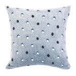 Poszewka mikrofibra 40x40 cm w kolorze navy z wielokolorowymi kropkami. Produkt leżący, standardowy kwadratowy kształt. Powierzchnia o miękkiej, teksturowanej fakturze, z wyraźnie widocznymi detalami wzoru.
